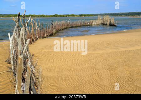 Tradizionale pesce Tsonga trappola costruita nel Kosi bay estuary, Tongaland, Sud Africa Foto Stock