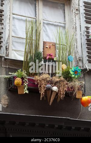 Originariamente la finestra decorata in Colmar. L'Alsazia, Francia Foto Stock