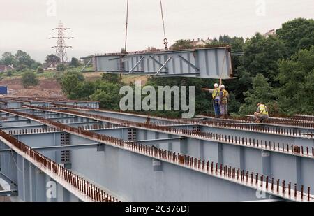 La costruzione di un viadotto stradale, sulla circonvallazione di Merthyr Tydfil, Galles meridionale, Regno Unito nel 1996 Foto Stock
