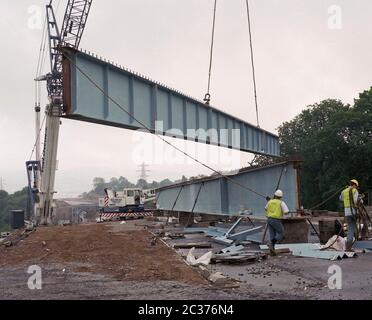 La costruzione di un viadotto stradale, sulla circonvallazione di Merthyr Tydfil, Galles meridionale, Regno Unito nel 1996 Foto Stock