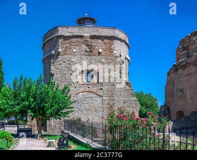 Rovine della Basilica Rossa o il Tempio di Serapis nella città greca antica Pergamon in Turchia in una giornata estiva soleggiata Foto Stock