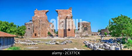 Rovine della Basilica Rossa o il Tempio di Serapis nella città greca antica Pergamon in Turchia in una giornata estiva soleggiata Foto Stock