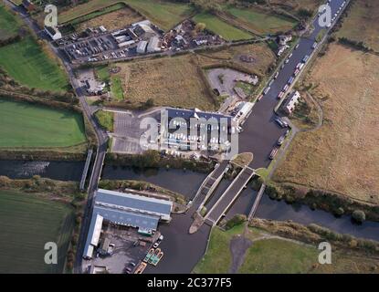 Una vista aerea di Stanley traghetto acquedotto e marina, Wakefield, West Yorkshire, Inghilterra del Nord, Regno Unito, nel 1996 Foto Stock