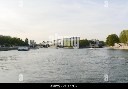 Parigi, Francia - 16 settembre 2019: vista nord-ovest sulla Senna verso il danneggiato la cattedrale di Notre Dame, il 16 settembre 2019. Imbarcazione Cargo e traghetti Foto Stock