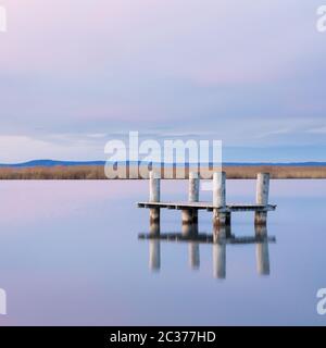 Scena tranquilla sul lago neusiedlersee in inverno Foto Stock