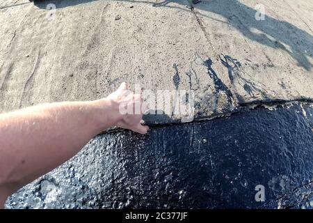 Copertura da feltri per tetti e resina. Materiale di tenuta del tetto. Foto Stock