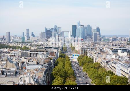 Parigi, Francia - 16 settembre 2019: Cityscape di Le Difesa del distretto di affari di Parigi con la Grande Arche tra moderni grattacieli il 16 settembre Foto Stock