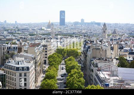 Parigi, Francia - 16 settembre 2019: Cityscape di Parigi dalla cima del Arc de Triomphe lungo Avenue Marceau. Vista sud-est attraverso le città mostra Foto Stock