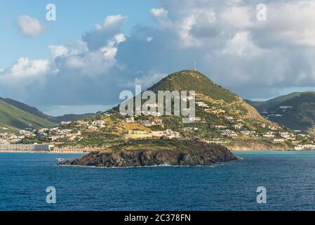 Vista panoramica dal mare dell'isola di Sint Maarten, Caraibi olandesi. Fort Amsterdam su una penisola in primo piano. Foto Stock