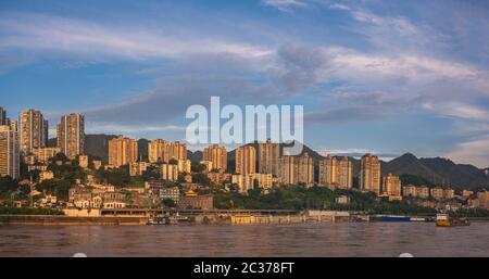 Chongqing, Cina - Agosto 2019 : Vista panoramica degli edifici residenziali e commerciali sulla riva del fiume Yangtze nella città di Chongqing Foto Stock
