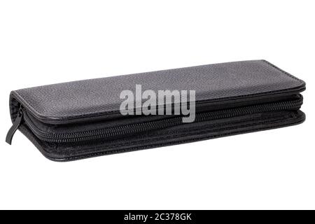 Primo piano di una borsa in pelle nera chiusa con una zip per riporre gli utensili di un parrucchiere isolati su uno sfondo bianco. Borsa con due forbici, pettine e. Foto Stock