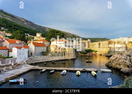 La famosa UNESCO elencati di fortificazioni di Dubrovnik in Croazia e si affaccia sul porto Foto Stock