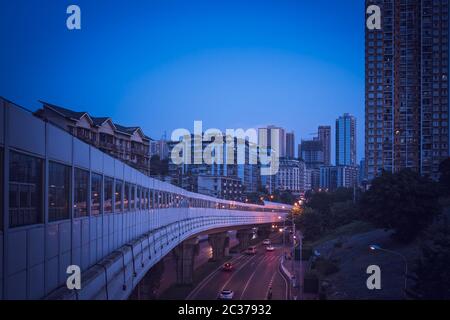 Chongqing, Cina - Agosto 2019 : Vista del treno fuori terra e metropolitana alla periferia della città di Chongqing Foto Stock