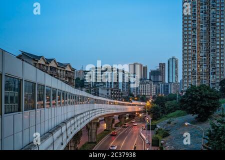 Chongqing, Cina - Agosto 2019 : Vista del treno fuori terra e metropolitana alla periferia della città di Chongqing Foto Stock