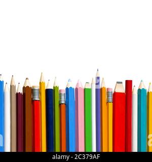 Matite colorate e gomme in fila isolato Foto Stock