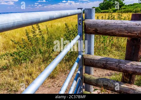 Metal Gate e recinzione in legno sul bordo di terreni agricoli nella campagna Shropshire Foto Stock