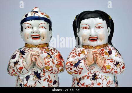 Coppia abbinata di statuette cinesi in porcellana Lucky Children smaltate nello stile giapponese imari. Tradizionalmente esposto nel Festival di primavera. Foto Stock