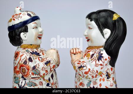 Coppia abbinata di statuette cinesi in porcellana Lucky Children smaltate nello stile giapponese imari. Tradizionalmente esposto nel Festival di primavera. Foto Stock