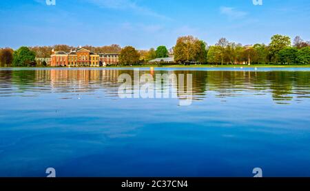 Kensington Palace Gardens in una mattina di primavera situato nel centro di Londra, Regno Unito Foto Stock