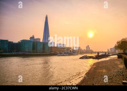 Una vista lungo il Tamigi al tramonto a Londra, Regno Unito Foto Stock