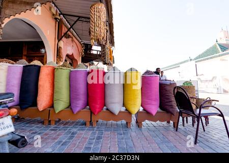 Marrakech, 2019 febbraio: Spezie orientali tradizionali marocchine ed erbe secche in sacchetti colorati per la vendita nel souk della medina di Marrakech. Mercato di strada del Marocco in Foto Stock