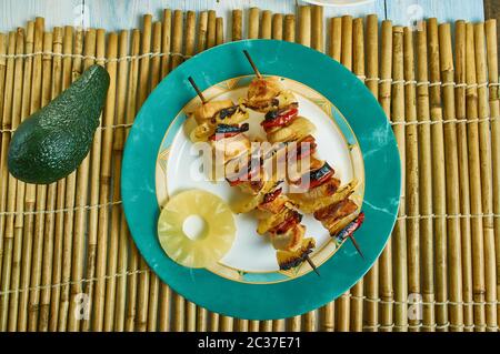 Hawaiano pancetta ananas pollo kebab Foto Stock