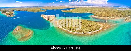 Fortezza di San Nicola e vista panoramica aerea dell'ingresso alla baia di Sibenik Foto Stock