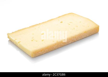 Formaggio di montagna con fori da alto adige bianco isolato Foto Stock