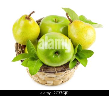Mele e pere in un cesto isolato su sfondo bianco Foto Stock