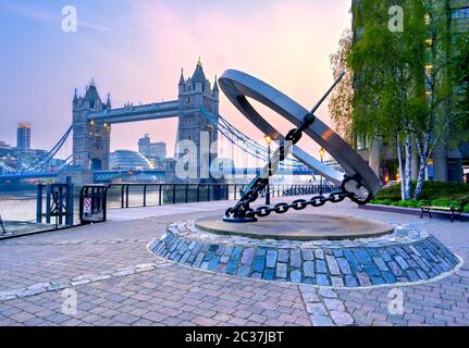 Il Tower Bridge sul fiume Tamigi a Londra Foto Stock