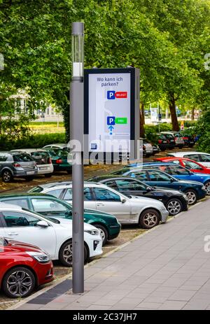 Essen, Ruhr Area, Nord Reno-Westfalia, Germania - Smart Poles, lampade intelligenti per la strada sono addetti al parcheggio, stazione di ricarica gratuita per il c Foto Stock