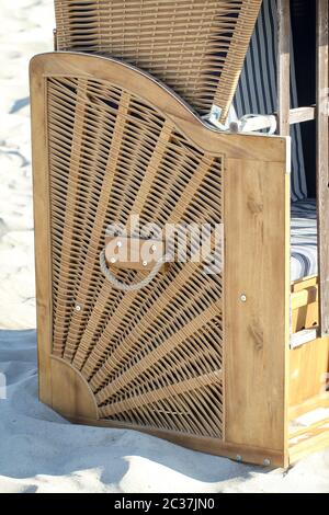 Una sedia da spiaggia chiusa si trova solo sulla spiaggia del Mar Baltico Foto Stock