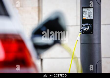 Essen, Ruhr Area, Nord Reno-Westfalia, Germania - Smart Poles, lampade intelligenti per la strada sono addetti al parcheggio, stazione di ricarica gratuita per il c Foto Stock