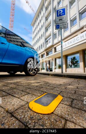 Essen, Ruhr Area, Nord Reno-Westfalia, Germania - i sensori di parcheggio mostrano i poli Smart parcheggio gratuito, poli Smart, luci intelligenti per la strada ar Foto Stock