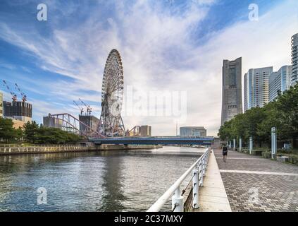 Cosmo Clock 21 Big Wheel al Cosmo World Theme Park, affacciato sulle montagne russe Diving svaniscono nel min Foto Stock