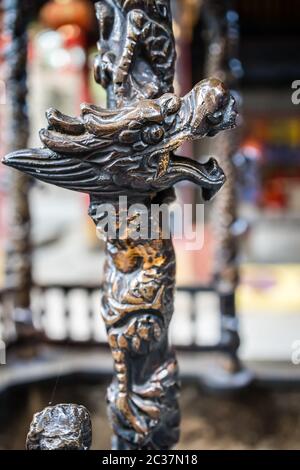 In prossimità di una testa di drago scultura decorazione su un bastone di legno, Tempio buddista parete in Huashan Città, Provincia di Shaanxi, Cina Foto Stock