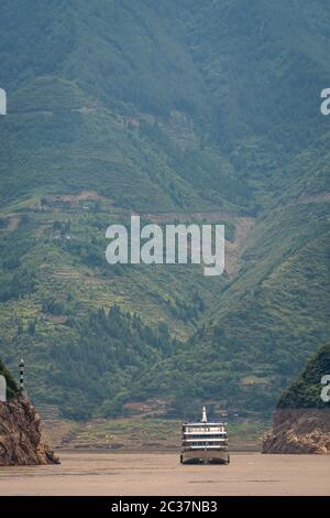 Passeggero lussuosa nave da crociera vela attraverso la gola sul magnifico Fiume Yangtze, Cina Foto Stock