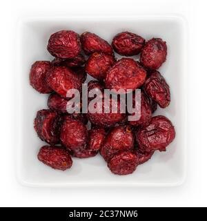 Mirtilli rossi secchi in un recipiente quadrato bianco nella vista dall'alto Foto Stock