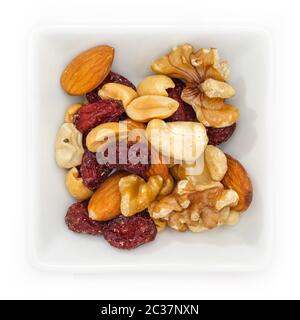 Gorp con mirtilli rossi in un recipiente bianco nella vista dall'alto Foto Stock