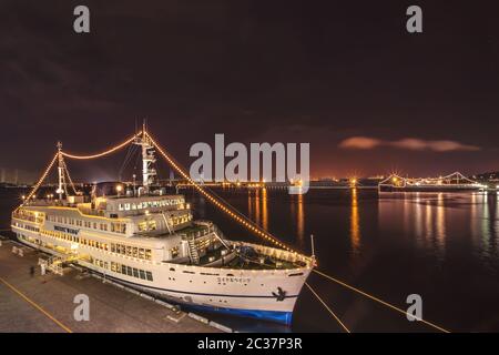 Nave da crociera Royal Wing con grandi alberi e un grande camino con la vecchia nave da crociera Hikawa Maru nel retro Foto Stock
