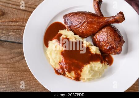 Barbecue gambe d'anatra con purea di patate close-up Foto Stock