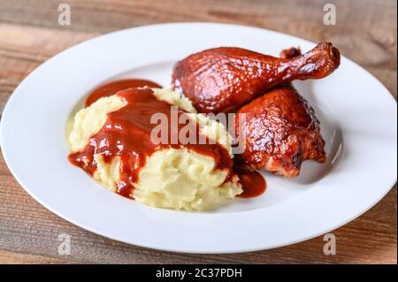 Barbecue gambe d'anatra con purea di patate close-up Foto Stock