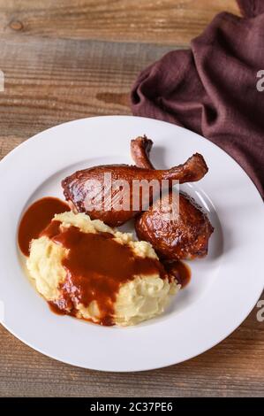 Barbecue gambe d'anatra con purea di patate close-up Foto Stock