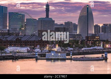 Cosmo Clock 21 Big Wheel al parco a tema Cosmo World e Pacifico Yokohama National Convention Hall ov Foto Stock