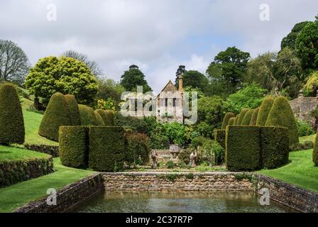 I giardini Italianate a Mapperton House, una casa padronale giacobina vicino a Beaminster, Dorset, Regno Unito Foto Stock