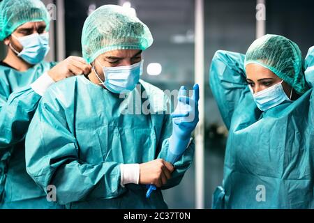 Medici preparazione per l'intervento chirurgico in ospedale durante l'epidemia di corona virus - operatori medici pronti per la lotta contro il coronavirus Foto Stock