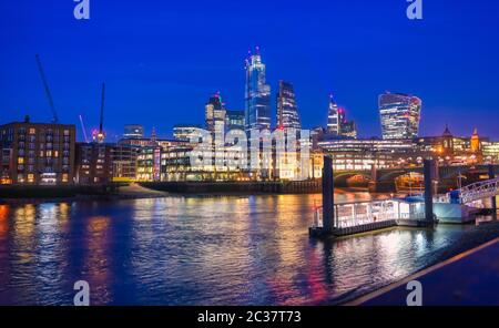 Una vista dello skyline di Londra sul Tamigi a Londra, Regno Unito Foto Stock