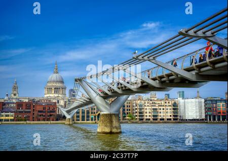 Cattedrale di St. Paul, attraverso il Millennium Bridge e il Tamigi a Londra, Regno Unito Foto Stock