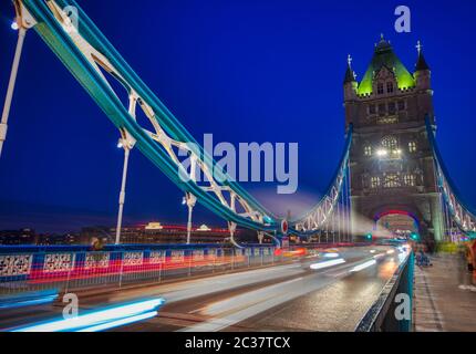 I veicoli passano sopra il Tower Bridge attraverso il Tamigi a Londra, Regno Unito Foto Stock
