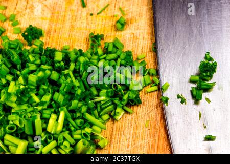 erba cipollina, fessa tagliò le foglie in un primo piano Foto Stock